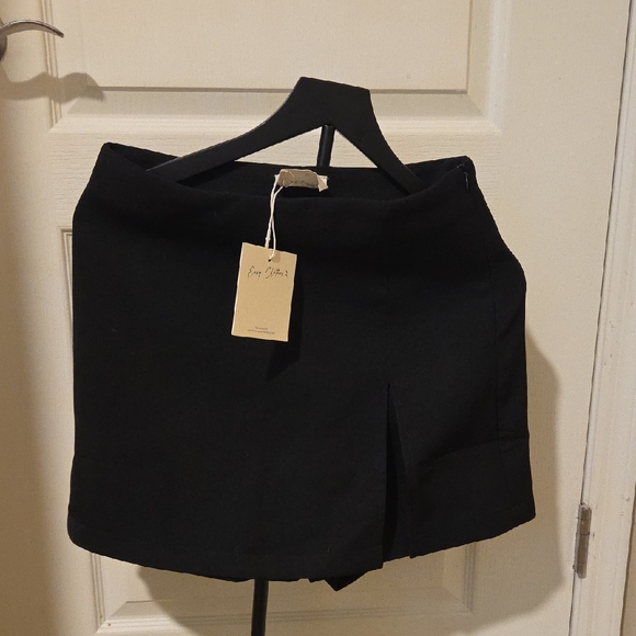 Easy Clothes Black Mini Skort with Front Slit Size M NWT - Picture 1 of 7